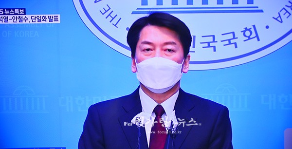 ▲ 윤석열 후보 지지를 선언을 발표하고 있는 안철수 후보 (출처/ KBS TV 화면촬)