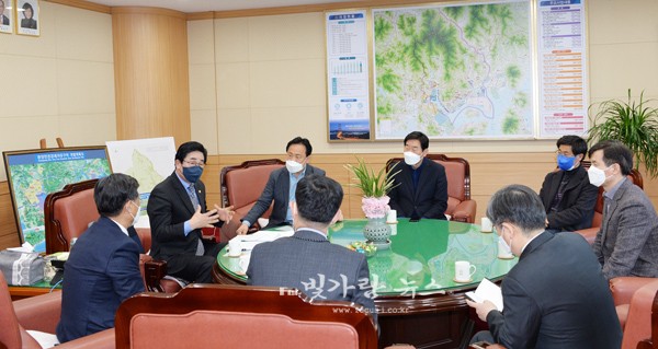 ▲ 포스코 김학동 대표이사와 면담하고 있는 진수화 광양시의회 의장