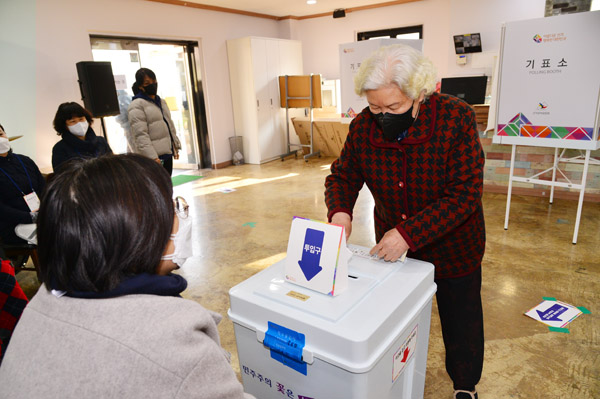 ▲ 광주 서구 화정1동 제3투표소에서 귀중안 권리행사를 이행하고 있는 유권자