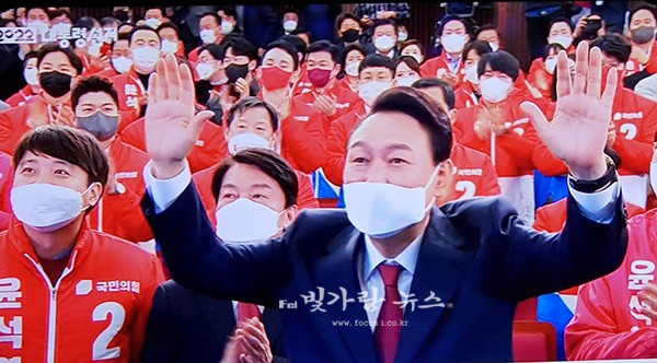 ▲ 당원들에게 승리의 인사를 표하고 있는 윤석열 대통령 당선인 (KBS TV 촬영)