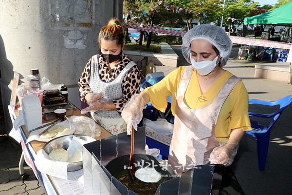 ▲ 지난해 6월 광산구 평동역 광장에서 열린 ‘세계야시장’에서 외국인주민이 음식을 만들고 있는 모습