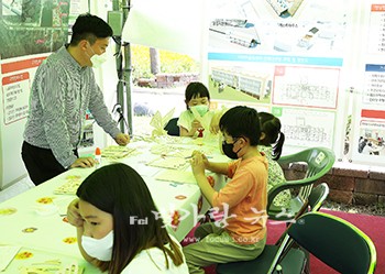 ▲ 관람객들이 도시재생 홍보부스에서 나비 퍼즐체험을 하는 모습