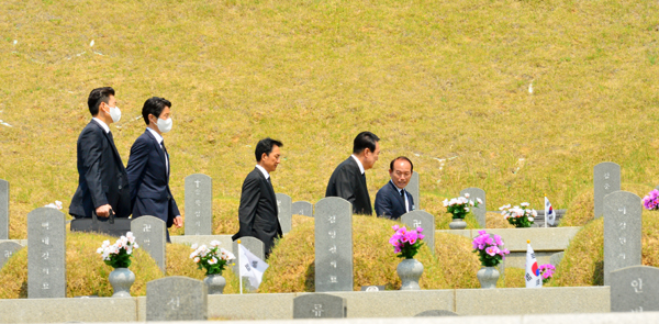 ▲ 국립 5.18민주묘지에 잠들어 있는 5월 영령묘지를 참배하고 있는 윤석열 대통령