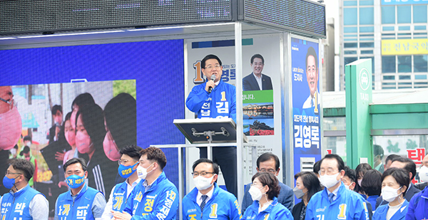 ▲ 김영록 더불어민주당 전라남도지사 후보가 19일 전남 목포역 광장에서 첫 유세를 갖고 도민들의 압도적인 지지를 호소했다.