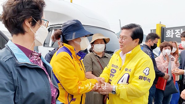 ▲ 선거운동을 펼치고 있는 유두석 장성군수 후보