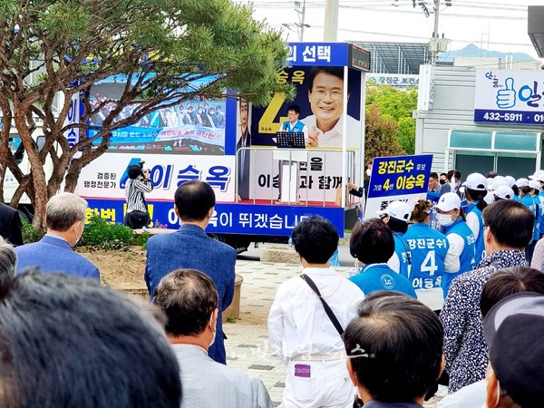 ▲ 선거 유세를 하고 있는 이승옥 후보