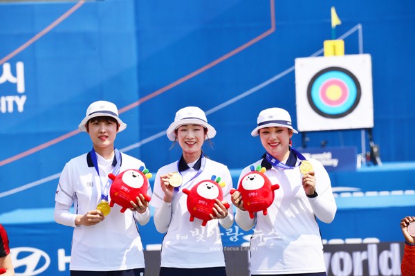 ▲ 금메달을 획득한 여자 단체전 선수들