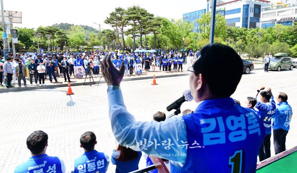 ▲ 선거운동을 펼치고 있는 김영록 전남도지사 후보