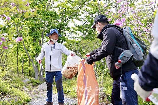 ▲ 쓰레기 수거 봉사활동을 하고 있는 김철우 보성군수