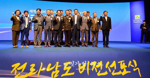 ▲ 송종욱 광주은행장등기업대표와 함께 기념촬영
