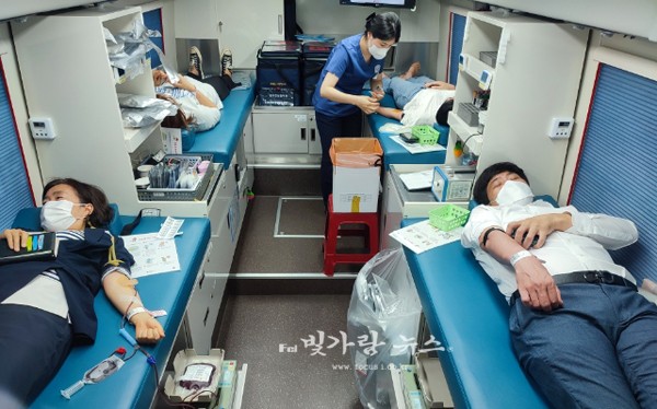 ▲ 헌혈을 하고 있는 장흥군청 직원들 (장흥군제공)
