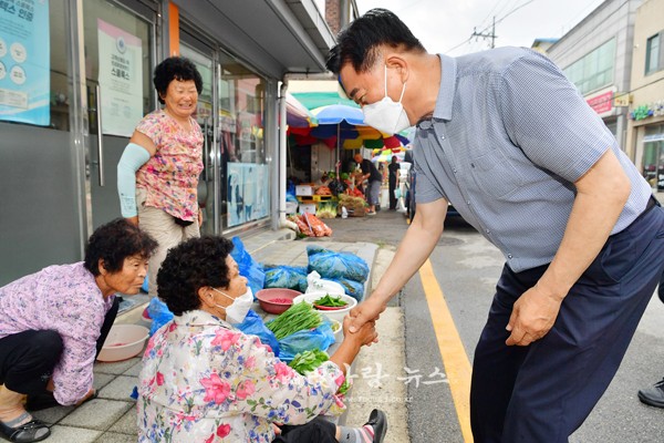 ▲ 군민들과 인사를 나누고 있는 김한종 군수