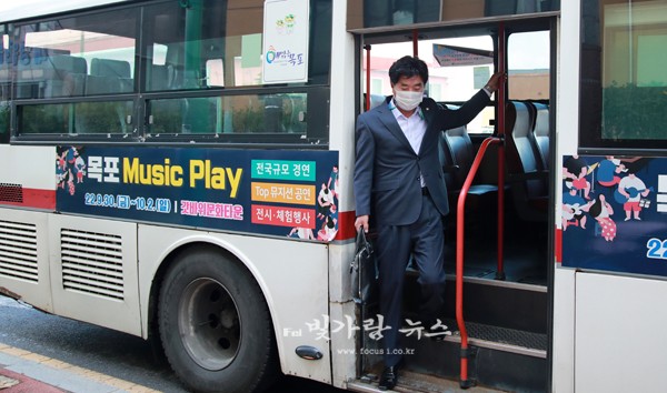 ▲ 대중교통을 이용 출근하고 있는 김경현 무안군의회 의장 (무안군제공)