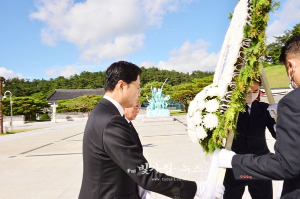▲ 국립 5.18민주묘지를 찾아 헌화하고 있는 김광진 부시장