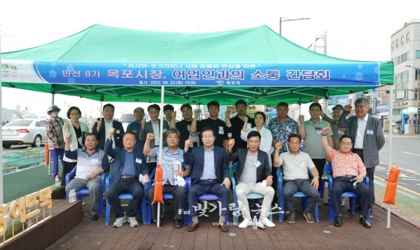 ▲ 어업인들과 함께 현장 간담회를 개최한 박홍률 목포시장 (중앙)