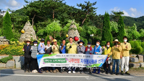 ▲ 주민들과 함께 기념촬영을 하고 있는 김한종 장성군수 (중앙/장성군제공)