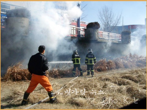 ▲ 화재진압을 하고 있는 소방관들 (자료사진)