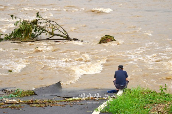 ▲ 지난해 내린 홍수로 흐르는 강물만 바라다 보고 있는 농인 (자료사진/장성 황룔강변)