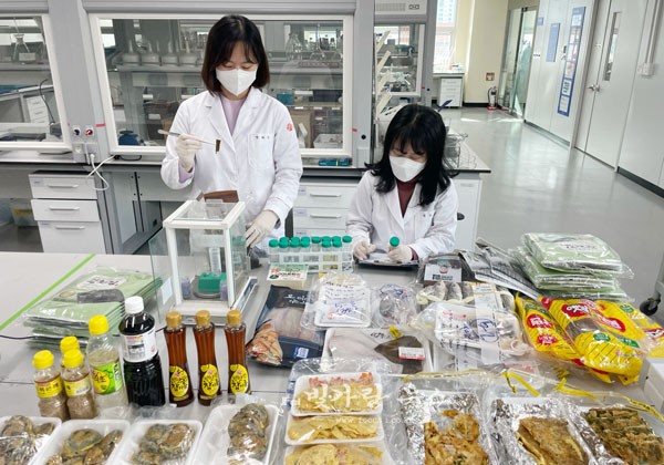 ▲ 추석 성수식품 안전성 검사를 실시하고 있는 광주시환경보건연구원