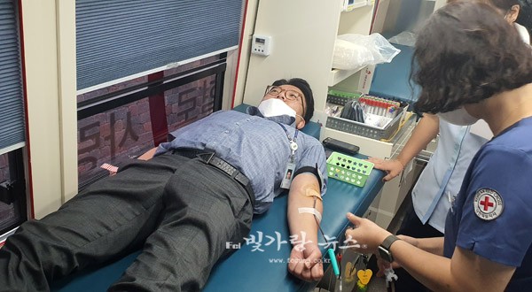 ▲ 헌혈을 하고 있는 진도군농협 임직원