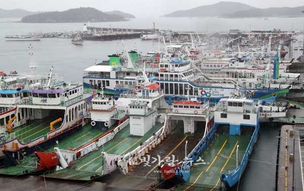 ▲ 태풍으로 운항 중지하고 있는 선박들 (전남도제공)