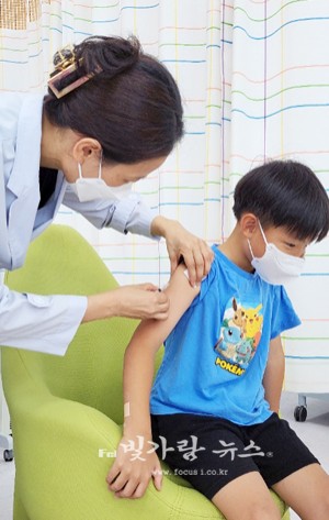 ▲ 독감예방주사를 투여하고 있는 고흥군보건소 (고흥군보건소 제공)