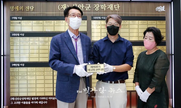 ▲ 장학금 기탁 후 기념촬영 (좌로부터) 박우량 신안군수 , 김현우 대표