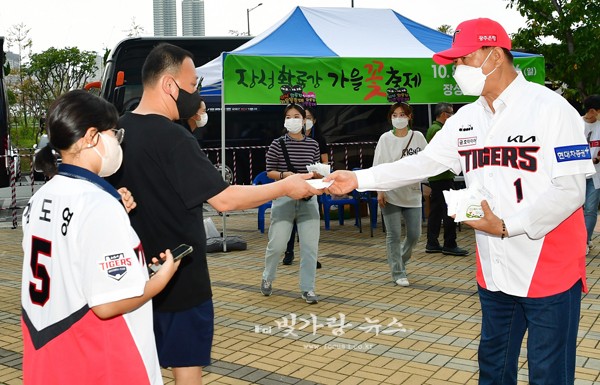 ▲ 홍보전단지를 나눠주고 있는 김한종 군수