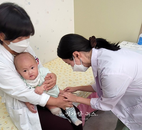 ▲ 독감 예방접종을 하고 있는 보성군 보건소