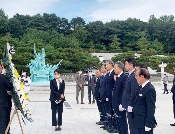 ▲ 국립 5.18민주묘지를 찾아 참배하고 있는 하토야마 전 총리, (전남대제공)