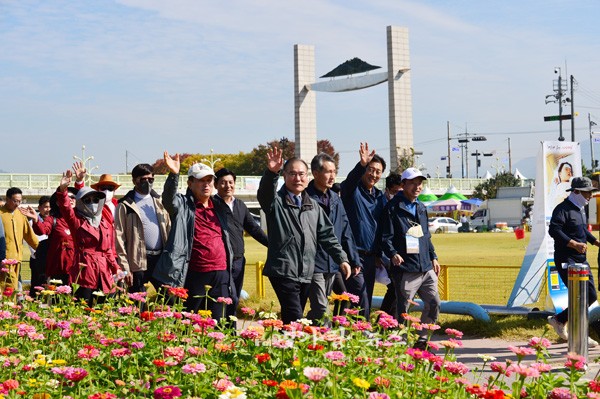 ▲ 황룡강변 꽃길을 걷고 있는 이개호 국회의원과 김한종군수 및 참석자