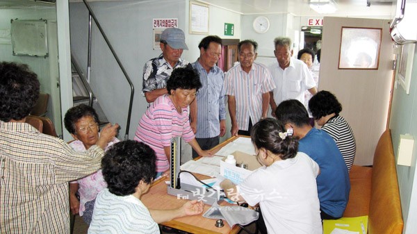 ▲ 섬 주민들을 진료하고 있는 병원선 의료진 (전남도 제공)
