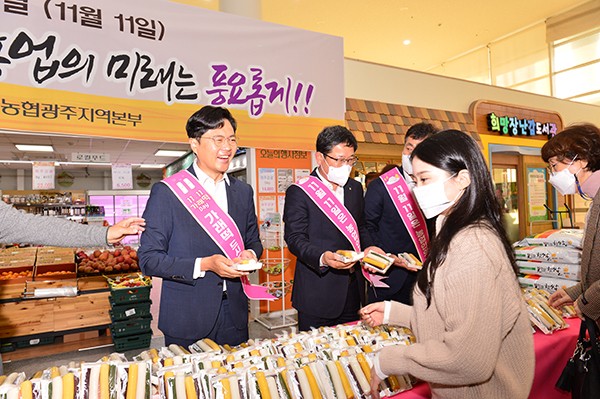 ▲ 가래떡을 나눠주고 있는 김광진 문화경제부시장