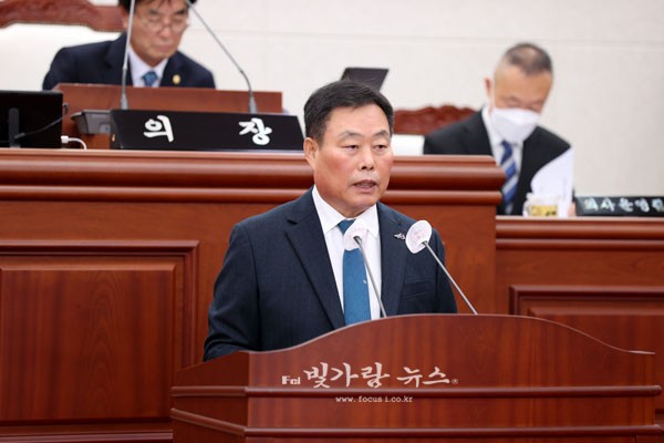 ▲ 의회에서 시정 연설을 하고 있는 김산 무안군수 (무안군 제공)