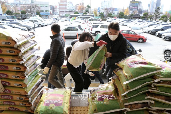▲ 익명의 기부자가 기부한 쌀을 옮기고 있는 동구청 직원들 (동구 제공)
