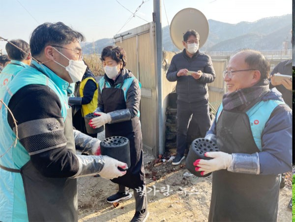 ▲ 연탄 나눔 봉사활동을 하고 있는 국민건강보험공단 광주전라제주지역본부