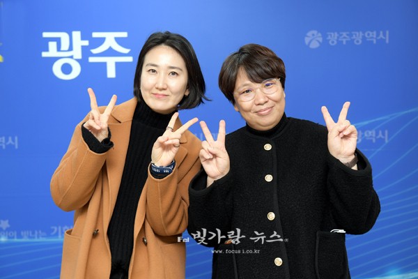 12월의 공무원에 선정된(좌로부터) 김미현, 주무관,  임선주 팀장 (광주시 제공)
