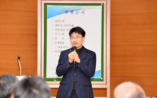 기조발표를 하고 있는 김용석 전 시울시의회 의원