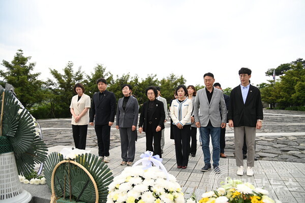광주 서구의원들이 봉하마을 노무현 전 대통령 묘역에서 참배하는 모습/광주 서구의회 제공
