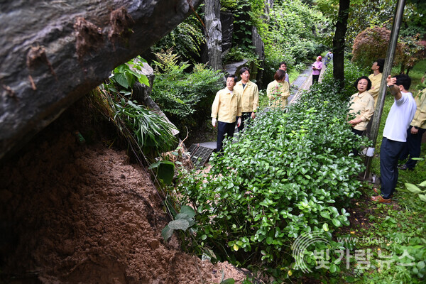 광주 서구의회(의장 고경애)가 28일 밤새 내린 폭우로 인해 피해를 입은 지역 현장을 방문해 긴급 점검을 실시했다./서구의회 제공