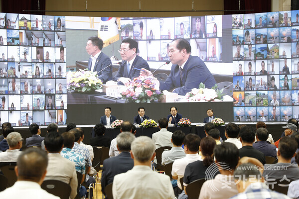 진도군이 18일 김영록 전남도지사와 진도읍에 위치한 실내체육관에서 ‘2023년 도민과의 대화’를 개최했다./진도군 제공