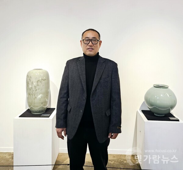 범산 강의석 도예가가 생애 첫번째 개인전인 '하늘구경'을 전주 교동미술관 2관에서 12월 5일부터 10일까지 개최한다.(사진=곽유나 기자)