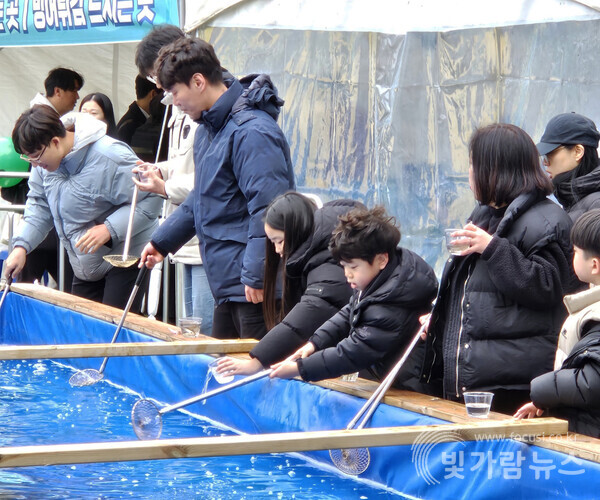 제52회 강진 청자축제장을 찾은 어린이들이 빙어잡기를 체험하고 있다.(사진=박지훈 기자)