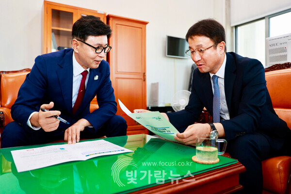김철우 보성군수(왼쪽)가 국회에서 한병도 예산결산특별위원장(오른쪽)을 만나 보성군 주요 현안사업 국비 지원을 건의하고 있다./보성군 제공