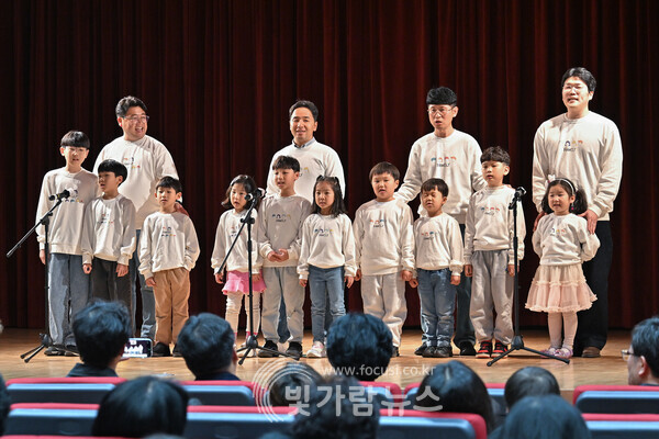 광주 서구(구청장 김이강)는 24일 광주광역시교육청학생독립운동기념회관에서 여성가족친화공동체, 시민참여단, 여성단체협의회 등이 참석한 가운데 활동성과 공유, 성과물 전시 등 ‘함께하는 돌봄, 가족이 웃는 서구’ 여성친화도시 성과공유회를 개최했다./광주 서구 제공