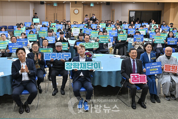 광주 서구(구청장 김이강)는 25일 서구청 들불홀에서 장학재단 임원, 기탁자, 장학생 등이 참석한 가운데 장학증서 수여, 장학생 꿈선언 등(재)광주서구장학재단 장학금 수여식을 개최했다./광주 서구 제공